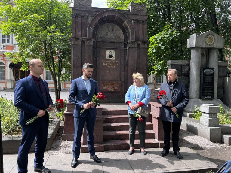 Возложение цветов к могиле Ивана Георгиевича Зубкова