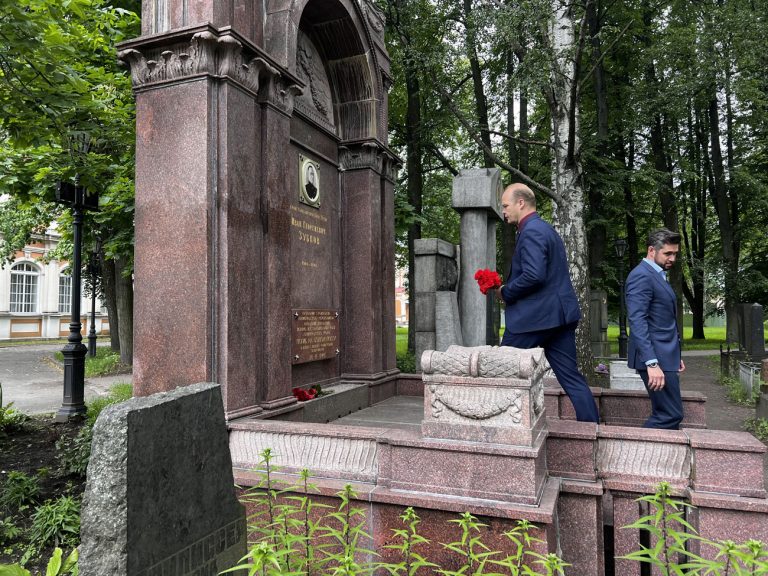 Возложение цветов к могиле Ивана Георгиевича Зубкова