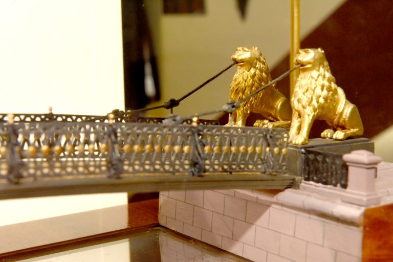 Крылатый лев сидит с крылатым львом