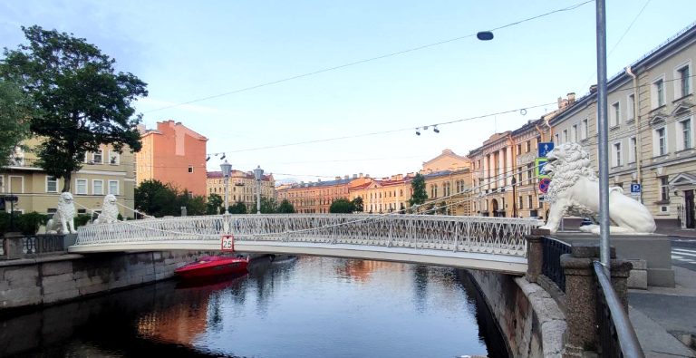 Крылатый лев сидит с крылатым львом