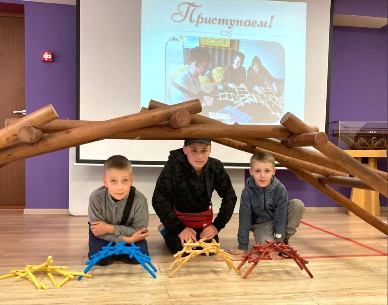 В день строителя строим мосты
