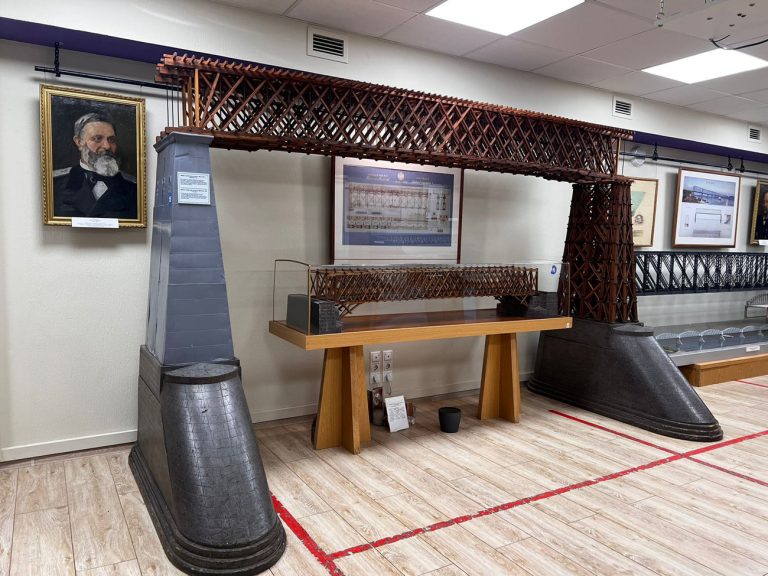 Модель пролётного строения моста через реку и овраг Веребье