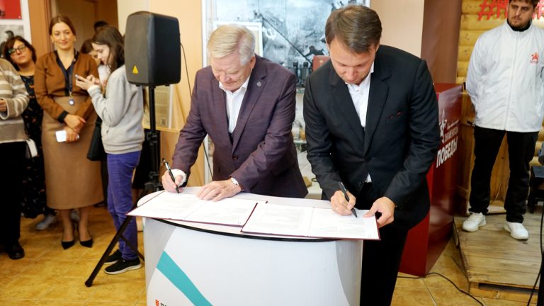 Торжественное подписание соглашения о сотрудничестве