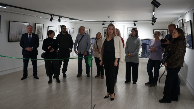 Открыта фотовыставка «Невское ожерелье волжских берегов»!