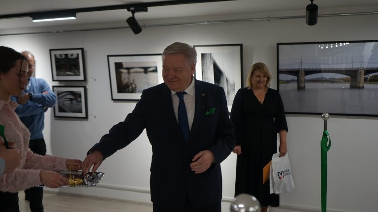 Открыта фотовыставка «Невское ожерелье волжских берегов»!