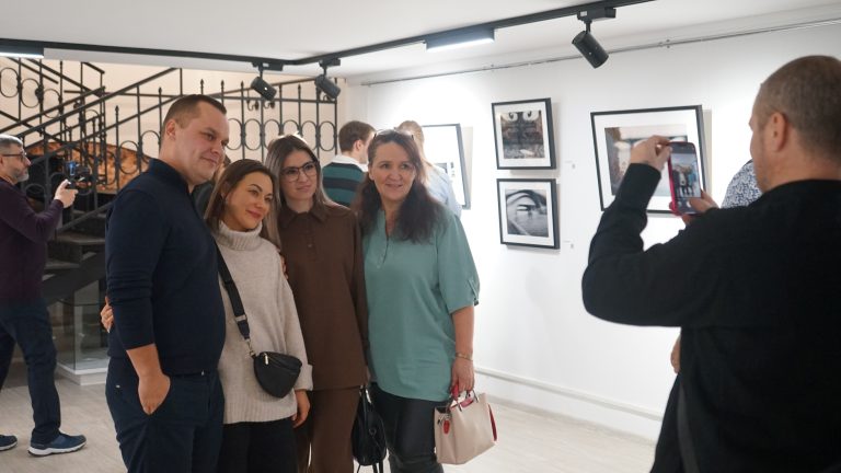 Открыта фотовыставка «Невское ожерелье волжских берегов»!