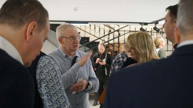 Открыта фотовыставка «Невское ожерелье волжских берегов»!