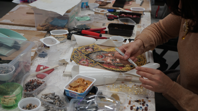 Как в студии «Сад Гранат» создают мозаичную икону для  музея