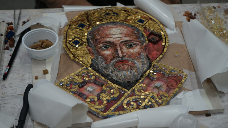 Как в студии «Сад Гранат» создают мозаичную икону для  музея