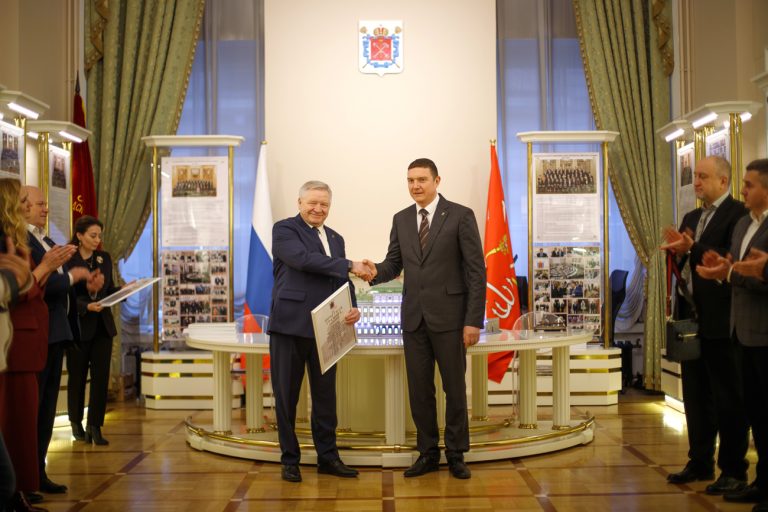 Коллектив музея чествовали в Законодательном Собрании