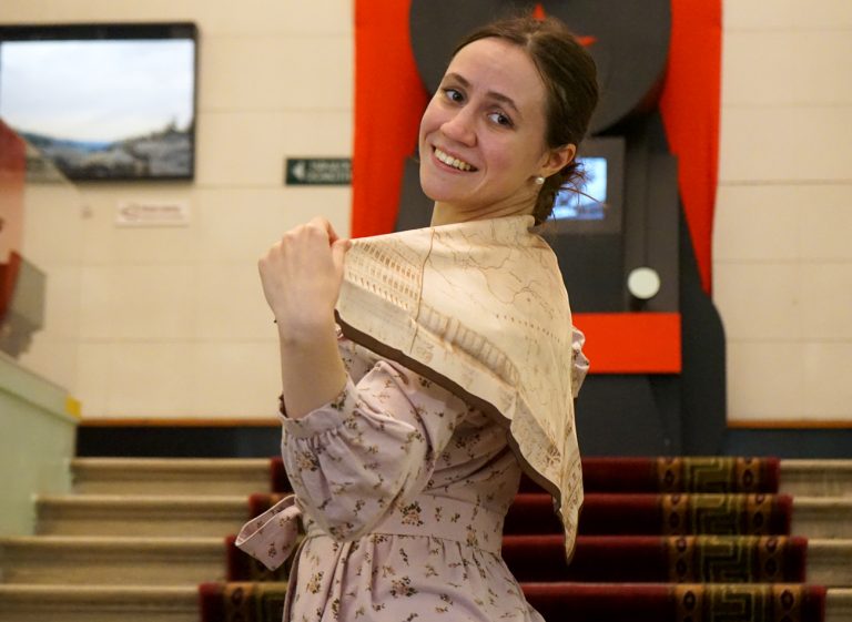 Оригинальный шейный платок и скатерть в подарок на Новый год