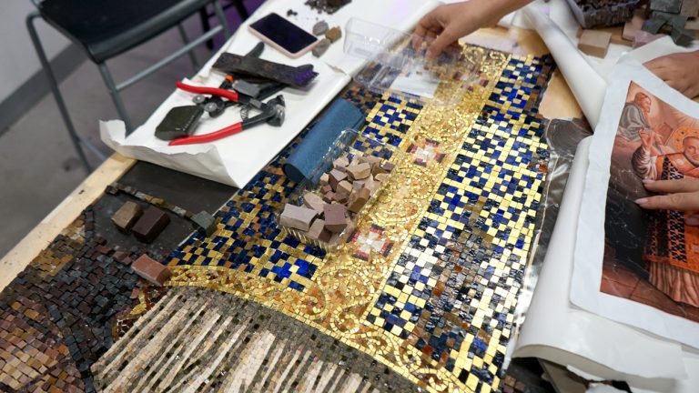 Образ, сложенный из сотни оттенков