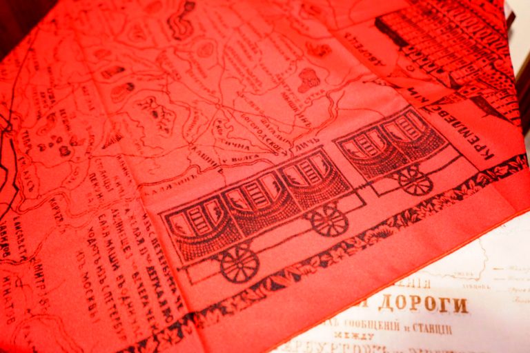 Оригинальный шейный платок и скатерть в подарок на Новый год