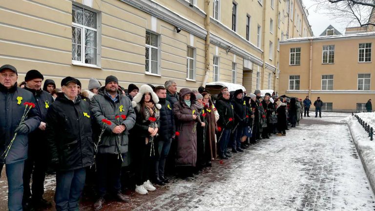 Возложение венков в Мемориальном сквере ПГУПС