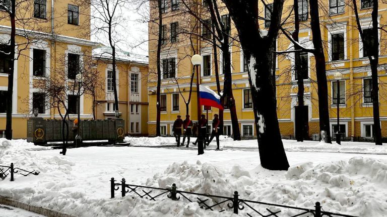 Возложение венков в Мемориальном сквере ПГУПС