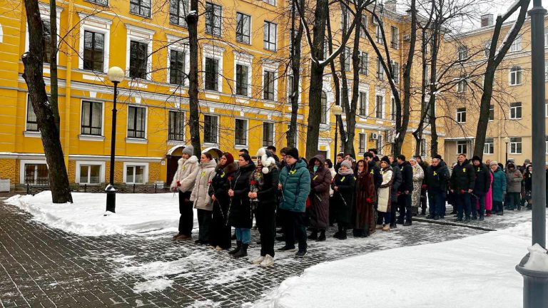 Возложение венков в Мемориальном сквере ПГУПС