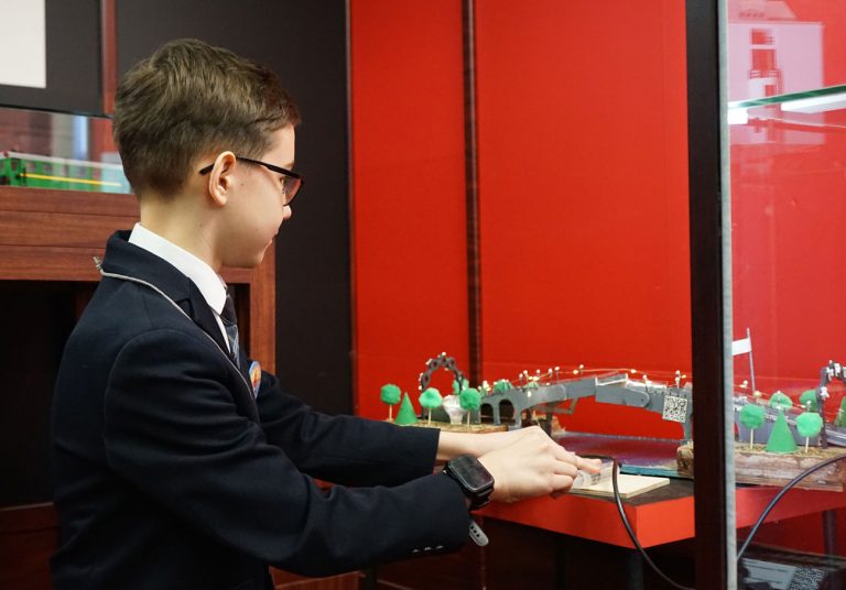 Юный моделист Михаил Трубачёв о макете разводного моста будущего