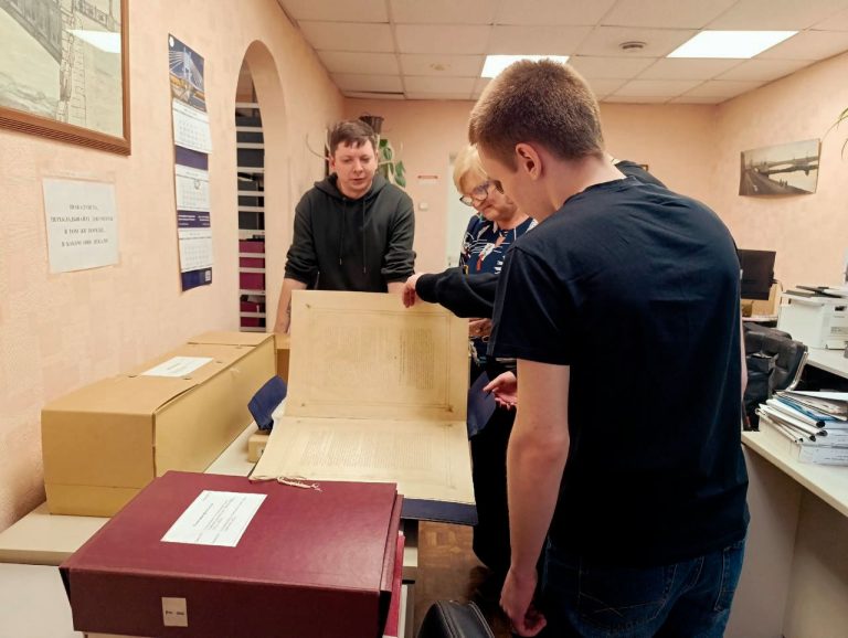 Школьники в архивном отделе «Мостотреста»